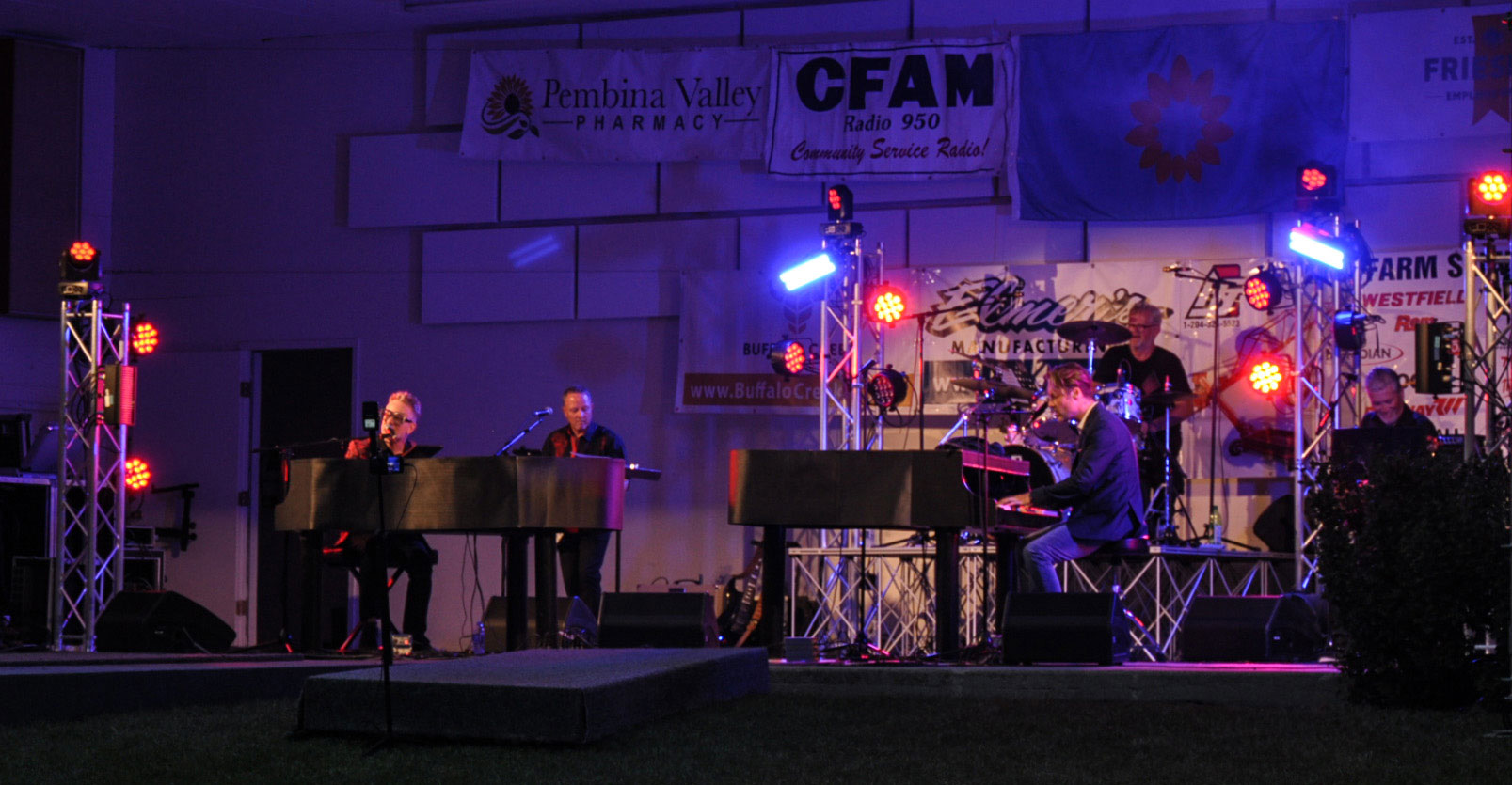 Piano Kings performing on stage in Altona