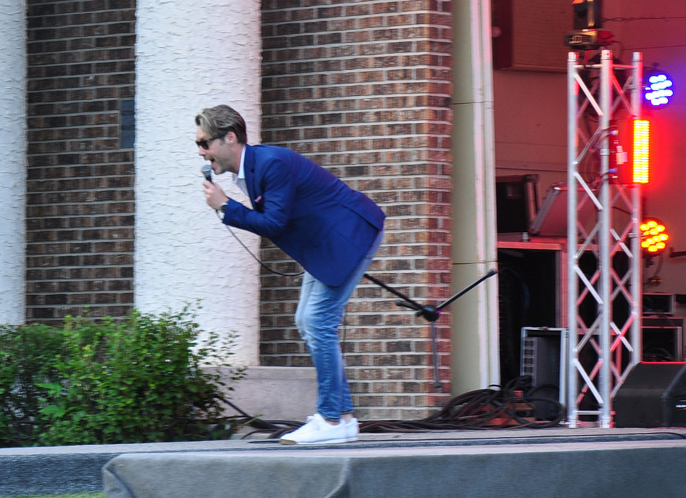 Piano Kings performing on stage in Altona