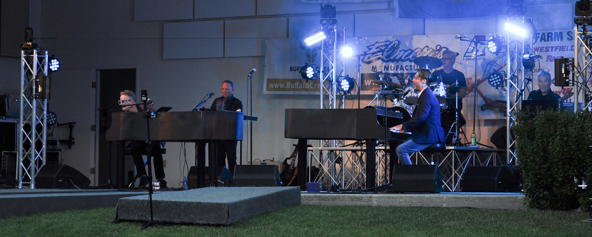 Piano Kings performing on stage in Altona